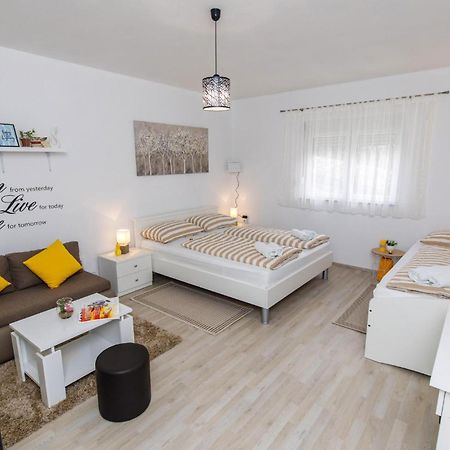 Gorgeous Home In Knin With Kitchen Kovacic ภายนอก รูปภาพ