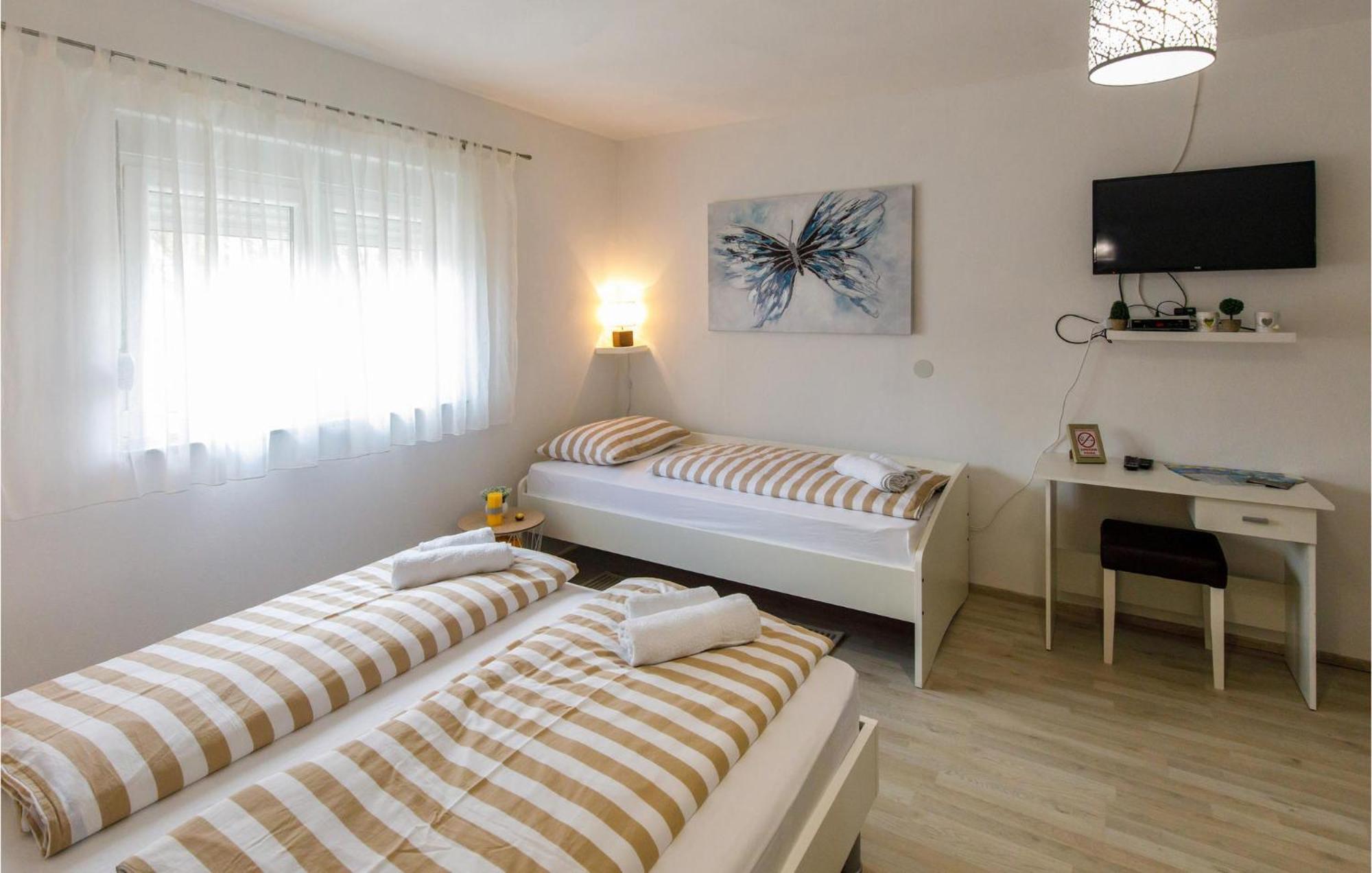 Gorgeous Home In Knin With Kitchen Kovacic ภายนอก รูปภาพ